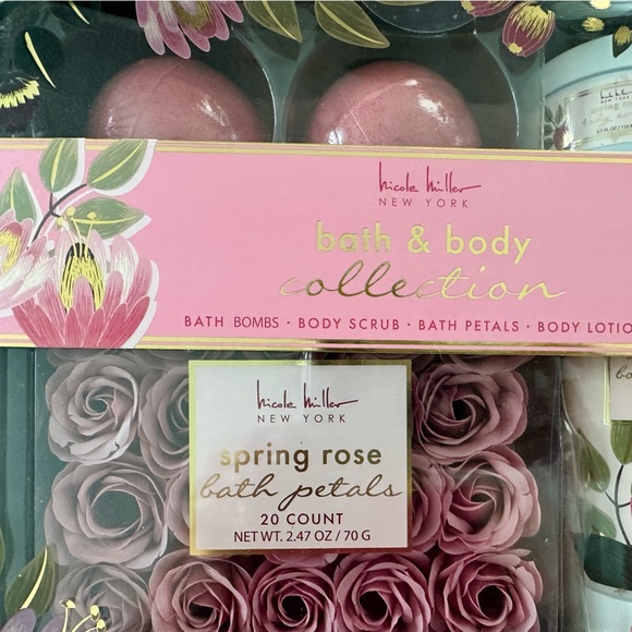 Gift Set - Nicole Miller Bath and Body Collection - New ingift Box - Picture 3 of 7
